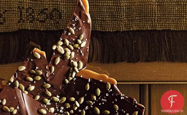 Caramelo coberto de Chocolate com sementes de abóbora e sal marinho