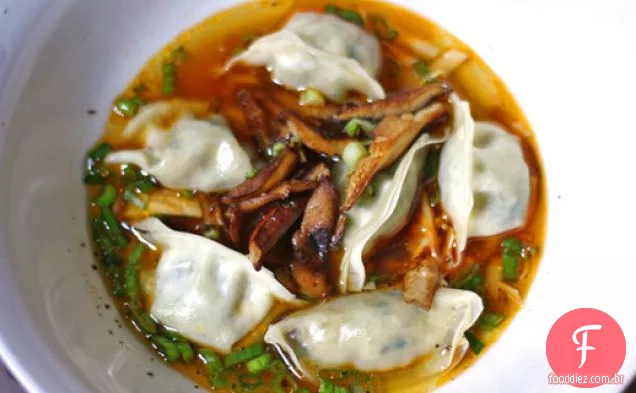 Bolinhos cozidos no vapor com cogumelos Shiitake na sopa de Sichuan