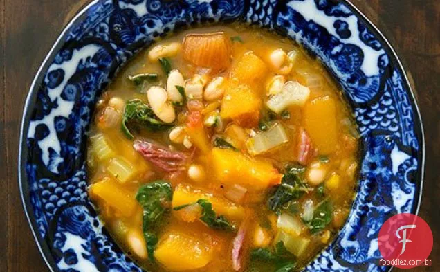 Sopa de feijão branco com presunto, abóbora e acelga