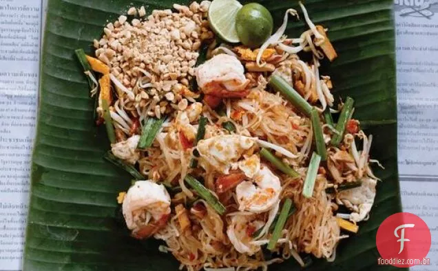 Andy Ricker's phat Thai (macarrão de arroz frito com camarão, Tofu e amendoim)