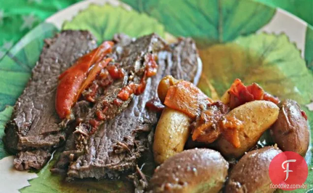 Peito de panela lenta picante com batatas e pimentões