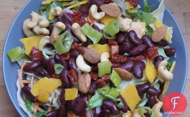 Salada picante com feijão, Cheddar e nozes