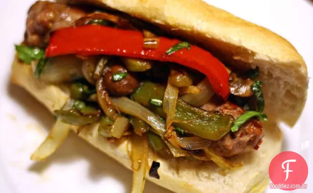 Salsicha italiana assada, pimenta e Sanduíche de cogumelos