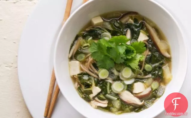 Sopa de macarrão Soba com frango, Tofu e Bok Choy