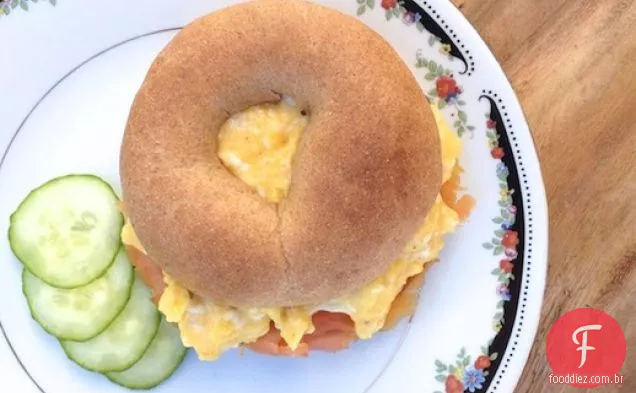 Salmão defumado e Bagels de ovo