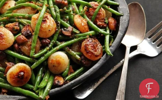Feijão verde salteado com cogumelos e cebola Cipollini caramelizada
