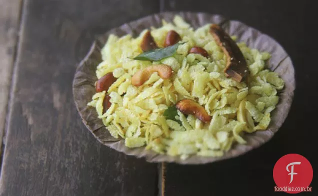 Poha Chivda (Lanche De Arroz Achatado Indiano)