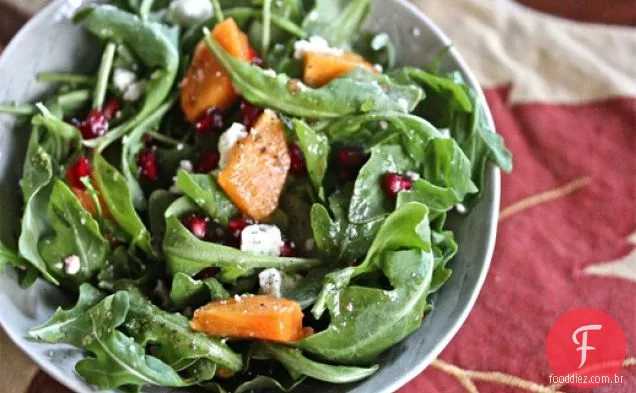 Salada de caqui e rúcula com sementes de romã, hortelã e Feta
