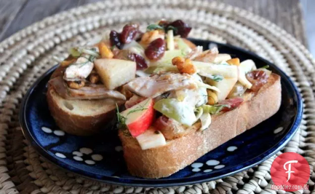 Salada Waldorf de peru à frente com Erva-doce, uvas assadas e nozes picantes