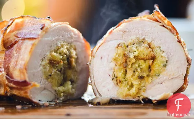 Peito De Peru Embrulhado Em Bacon Com Recheio De Pão De Milho