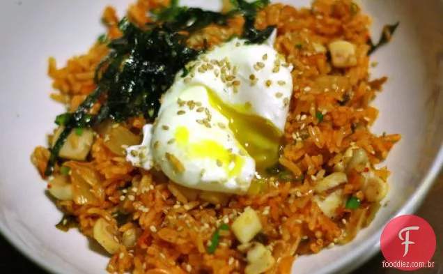 Arroz frito Kimchi com Lula salteada e um ovo escalfado