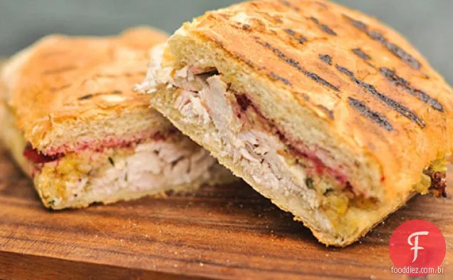 Panini Com Sobras De Ação De Graças Prensadas Na Grelha