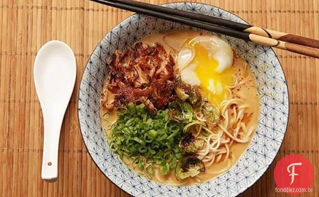 Peru Paitan Ramen com peru crocante e ovo cozido macio