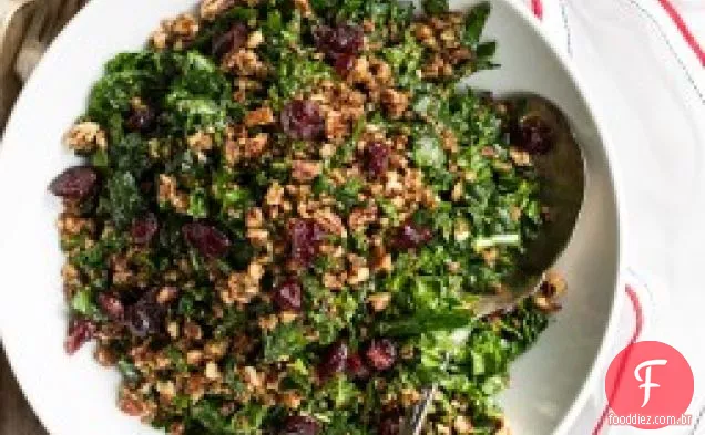 A melhor salada de couve desfiada com Parmesão de noz-pecã e Cranberries
