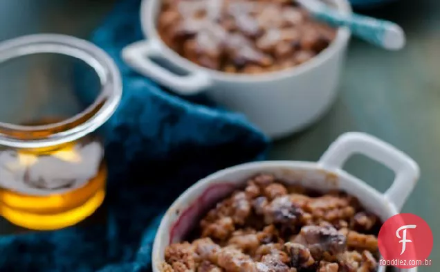 Crumble de Pêra e Cranberry com mel cru e gengibre