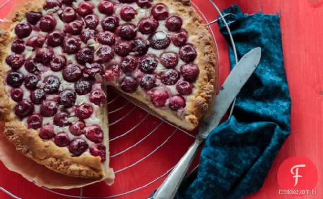 Torta de maçapão de amêndoa torrada e cereja