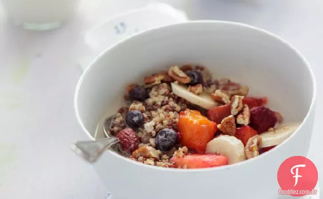 Leite de amêndoa Quinoa Café da manhã com frutas frescas, canela, nozes e xarope de bordo