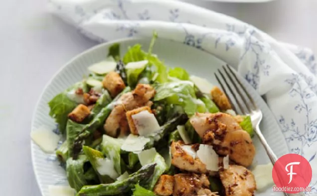 Salada verde do Cesar da galinha dos espargos com nozes da noz-pecã do mel
