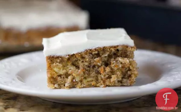 Bolo de cenoura em uma panela quadrada de 9 polegadas