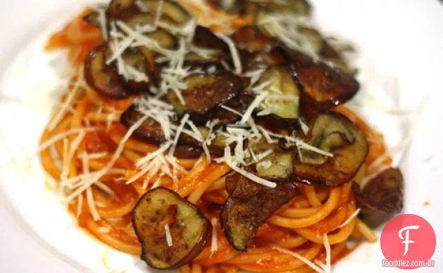 Espaguete Com Molho de tomate e berinjela frita