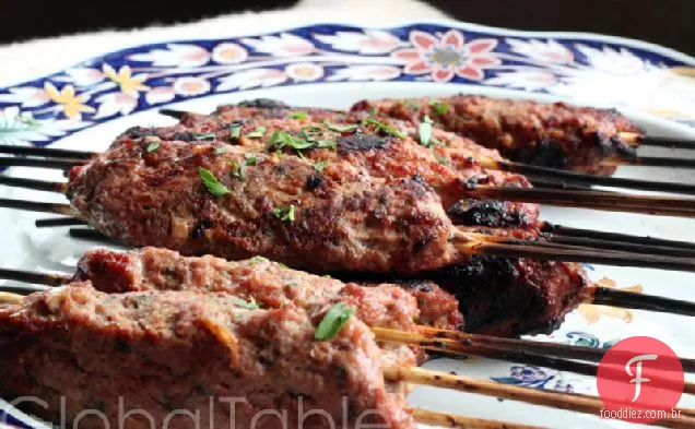 Cordeiro grelhado e moído do Azerbaijão (lyulya Kabob)