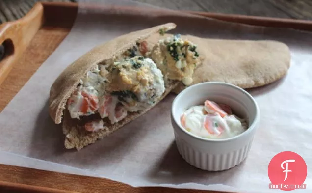 Almôndegas de frango feta à frente com iogurte de Cebolinha e cenoura