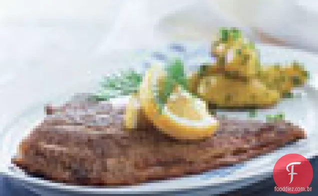Linguado frito com batatas em salsa