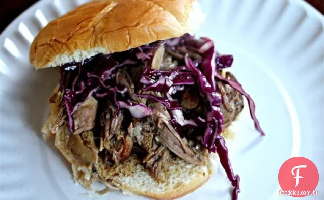 Sanduíches De Carne De Porco Kalua De Fogão Lento Com Slaw Asiático Crocante