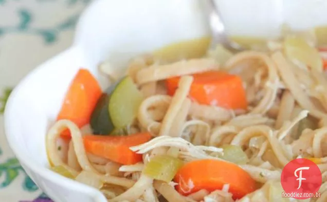 Sopa clássica de Macarrão De Frango Com Legumes Assados