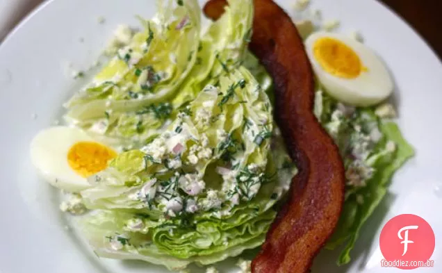 Salada de cunha com molho de Rancho e queijo azul desintegrado