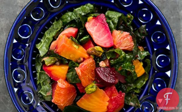 Salada cítrica de beterraba festiva com couve e pistache