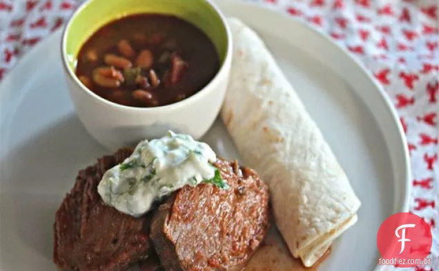 Fogão lento carne mexicana com creme de limão e feijão Pinto
