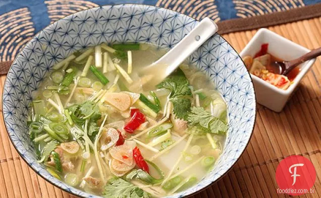 Sopa fácil de frango e gengibre com bolos de arroz, cebolinha e alho em conserva rápida