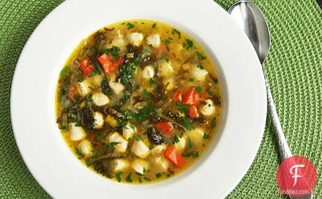 Escarole e sopa de Parmesão com almôndegas de frango
