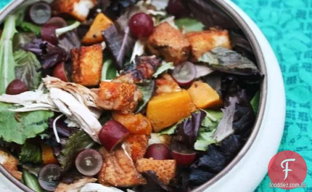 Frango assado e salada de abóbora com Croutons, rúcula e uvas