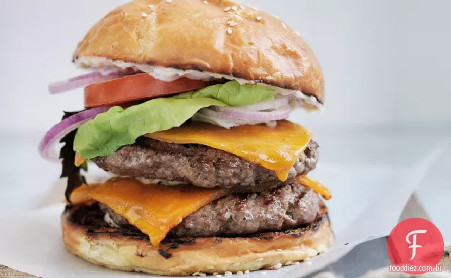Receita de cheeseburger duplo estilo Los Angeles de Roy Choi