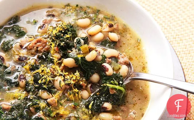 Fácil salsicha, couve e sopa de ervilha de Olhos Pretos com limão e alecrim