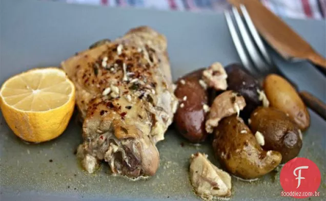 Frango fogão lento com 40 dentes de alho e batatas dedilhadas