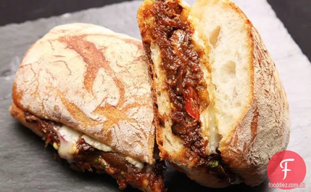 Sanduíches de rabo de boi e Gruyère refogados