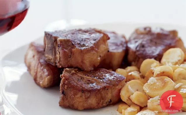 Costeletas de cordeiro com pastinaga