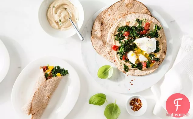Ovo, couve e tomate café da manhã envolve com Hummus