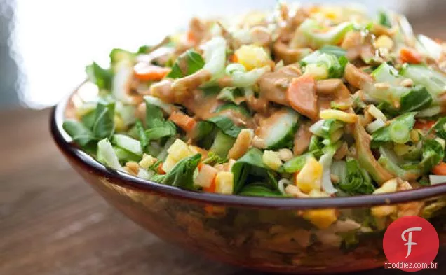 Salada Bok Choy e abacaxi com molho de amendoim