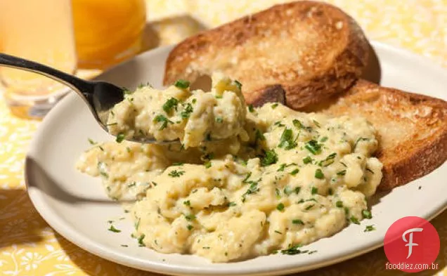 Erva fresca e creme de queijo Scramble