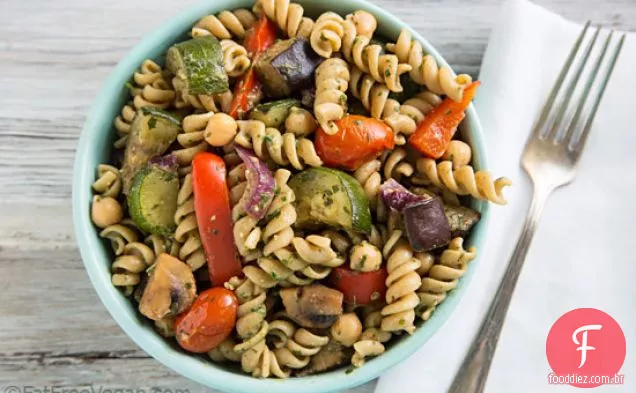 Salada de macarrão quente com legumes assados e vinagrete Pesto
