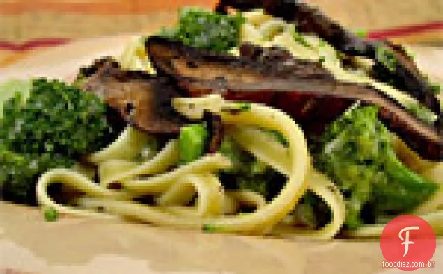 Fettuccine No-Fredo com brócolis e cogumelos salteados
