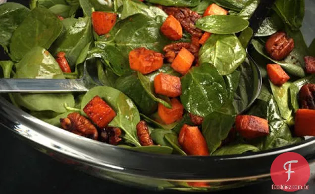 Salada de espinafre quente com nozes esfumaçadas e batata-doce