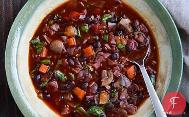 Coma a sopa de feijão preto do arco-íris