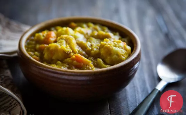 Sopa de ervilha dividida com curry com couve-flor