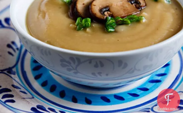 Sopa de pastinaga assada e alho com cogumelos