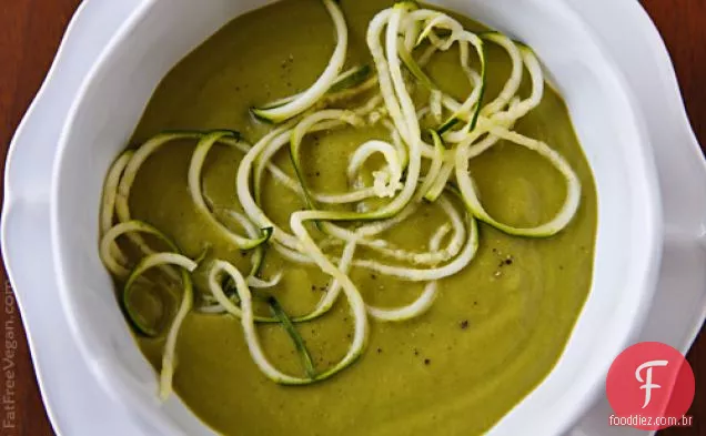 Sopa cremosa de abobrinha e manjericão